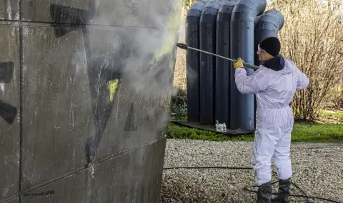 Почистват нерегламентирани драсканици от фасади и обществени пространства - 1