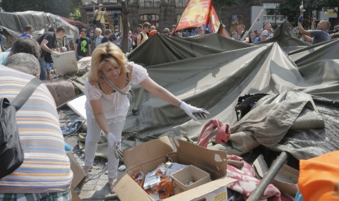 Сблъсъци при разчистването на палатковия лагер на Майдана в Киев - 1
