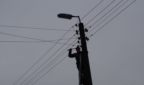 АПИ: Заради аварирал електрически стълб движението по АМ "Марица" е затруднено - 1