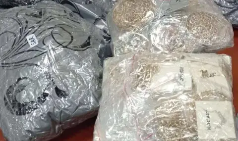 11.5 кг контрабандни сребърни и златни накити откриха митничари в автомобил с българска регистрация  - 1