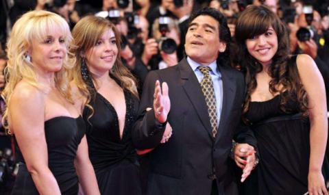 Щерката на Марадона бясна: Може ли някой да ми даде новия номер на баща ми - 1