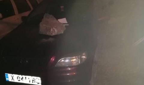 Автомобил във Варна осъмна с камък на капака - 1