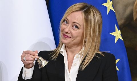 Следят под лупа как се облича първата жена премиер на Италия (СНИМКИ) - 1