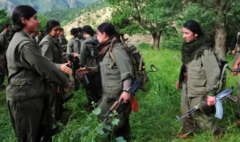 Бойци на ПКК церемониално предадоха оръжията си - 1