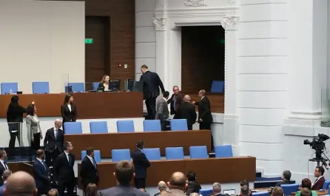 На фона на бой и скандали: НС прекрати предсрочно дерогацията за "Лукойл" и махна таксата за пренос на руски газ  - 1