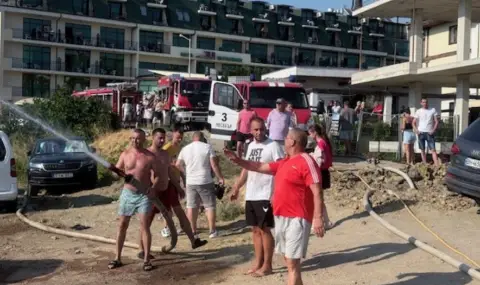 Пожар на паркинг до хотел в Свети Влас, хората се евакуират (СНИМКИ) - 1