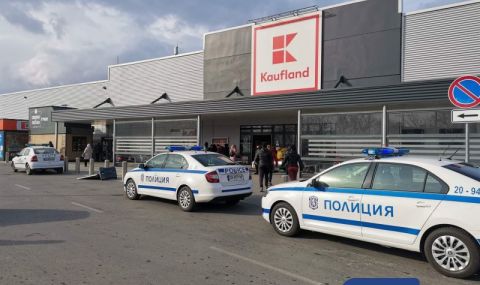 Полиция пази пазаруващите пред супермаркети в страната - 1