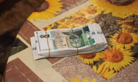 Разбиха схема за купуване на гласове в Пазарджишко - намерени са 15 000 лв. и тетрадка с имена на избиратели - 1