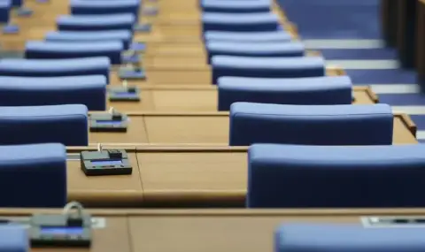 The new MPs are sworn in and will try to elect a president  - 1