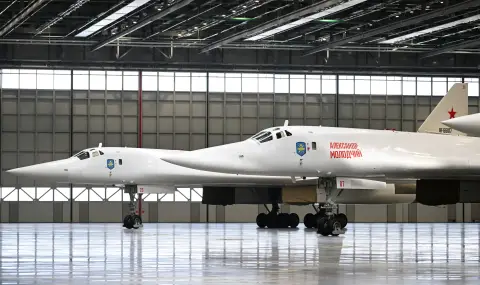 Русия демонстрира стратегическата си авиация с полет на Ту-160 над Баренцово и Норвежко море - 1
