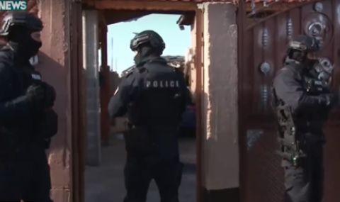 Акция "Купен вот": Полицейска операция тече в квартал на Нова Загора - 1