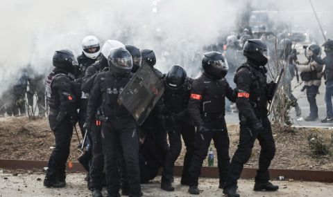 Нови сблъсъци на снощните протести срещу пенсионната реформа във Франция - 1