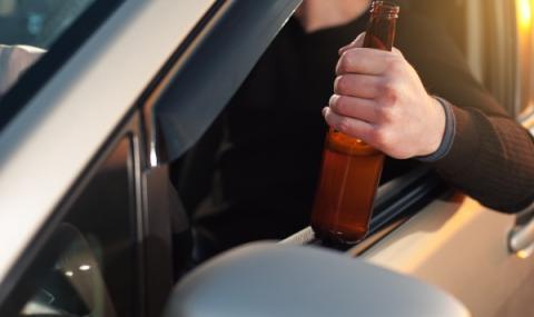 Пиян шофьор замеря полицай с бирени бутилки - 1