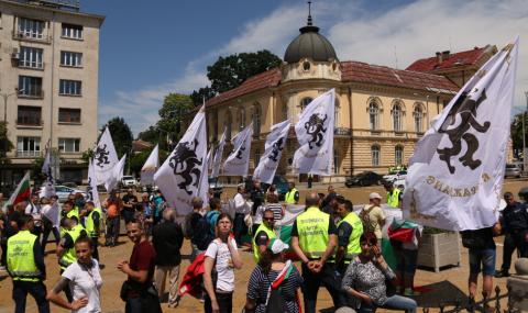 Протест срещу правителството пред сградата на Народното събрание - 1