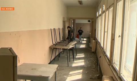 Украинки и доброволци превръщат стара пловдивска болница в бежански център - 1