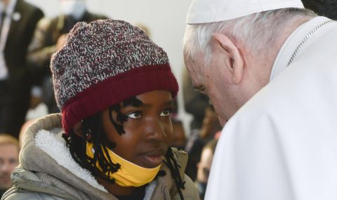 Папата към бежанци: Този, който се страхува от вас, не е погледнал в очите ви - 1