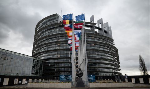 Евродепутати пуснаха жалба срещу ЕК заради договорите за ваксини - 1