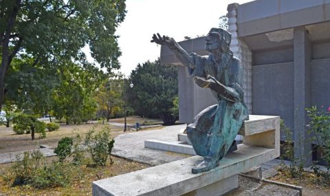 Вандали за пореден път посегнаха на статуята на Коперник във Варна - 1