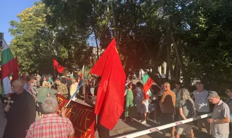 „Да дойдат депутатите в Безмер да живеят, докато се махнат самолетите. Ще им освободим къщите си"
