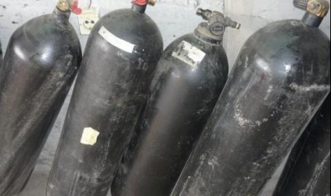 Камион изсипа бутилки с метан във Вършец - 1