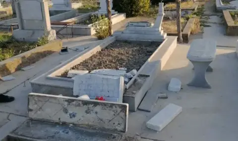 Малолетни вилняха в гробище, изпочупиха над 80 надгробни плочи в Нова Загора - 1