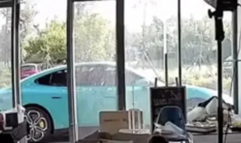 Автомобил на Xiaomi потегли сам, след неволно докосване на iPhone (ВИДЕО) - 1