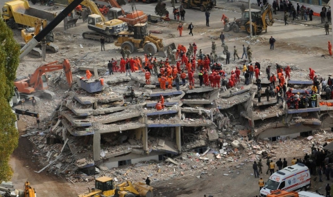 Млада жена извадена жива 66 часа след земетресението в Турция - 1