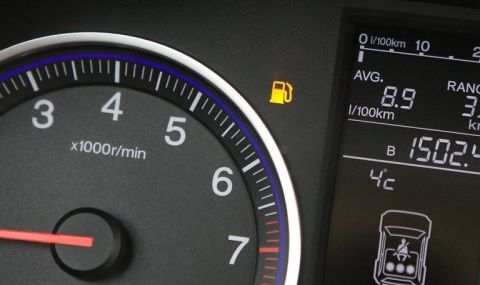 Колко километра може да измине колата, когато светне индикацията за гориво - 1