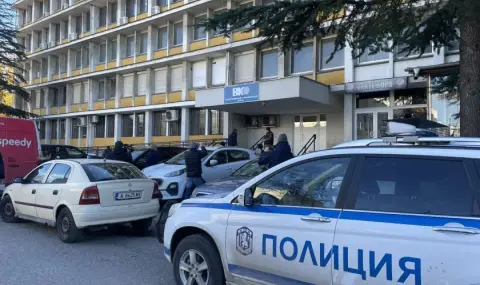 Полицаи нахлуха във ВиК - Бургас, извършва се претърсване на кабинети и изземване на документи - 1