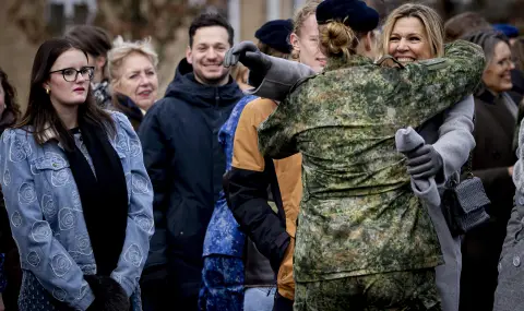 54-годишната кралица на Нидерландия влиза в казармата - 1