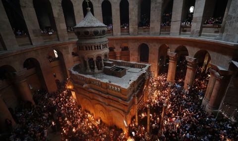 Благодатният огън слезе в храма на Гроба господен в Йерусалим  - 1