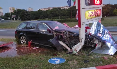 Пияна шофьорка се заби в бензиностанция в Бургас, предизвика наводнение (снимки) - 1