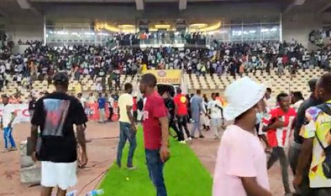 Бесни фенове нахлуха на терена след провал на Нигерия (ВИДЕО) - 1