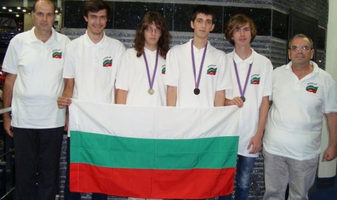 Един златен и два сребърни медала за олимпийския отбор по информатика - 1