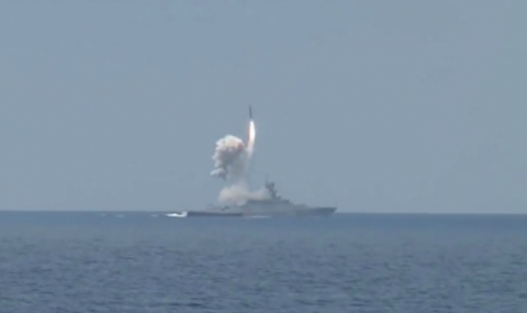 Русия показа как изстрелва ракети „Калибър“ към терористите - 1