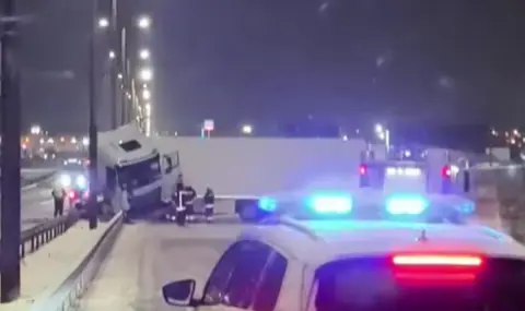 Нощна драма: Камион се обърна и блокира столичното Околовръстното