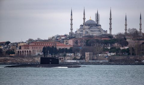 Руска подводница пред Синята джамия в Истанбул - 1