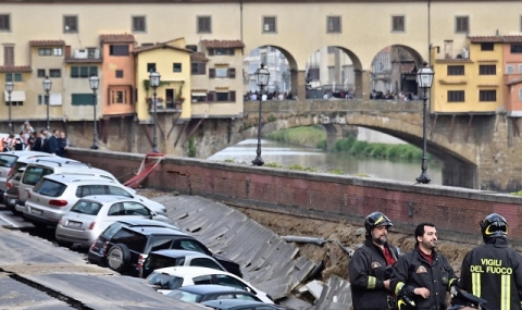 Яма погълна 20 коли в центъра на Флоренция (Видео) - 1