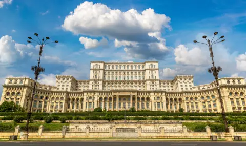 A fire broke out in the Palace of Parliament in Bucharest after a petrol incident  - 1