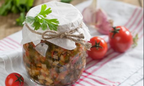 Рецепта на деня: Македонска салата в буркани - 1