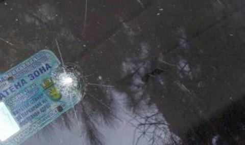 Побъркан стреля с въздушна пушка по кола в Бургас - 1