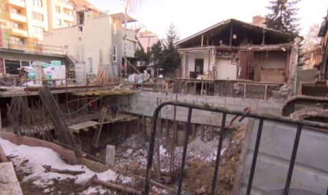 Строеж в София събори стената на обитаема къща - 1