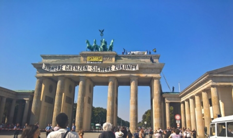 Радикали превзеха Бранденбургската врата - 1