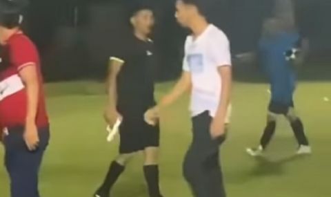 Невиждано! Тръгнаха да бият съдията - той извади пистолет (ВИДЕО) - 1