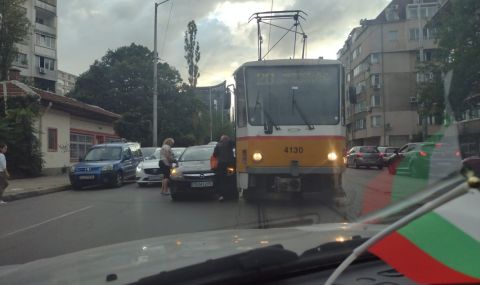 Пореден инцидент с кола и трамвай в София - 1