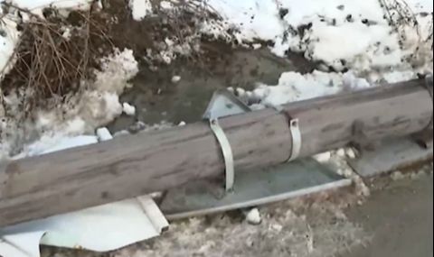 Стълб падна върху движеща се кола и едва не уби шофьора - 1