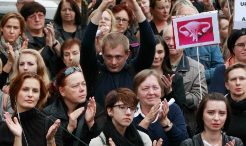 Дрескод черно или как се протестира в Полша - 1