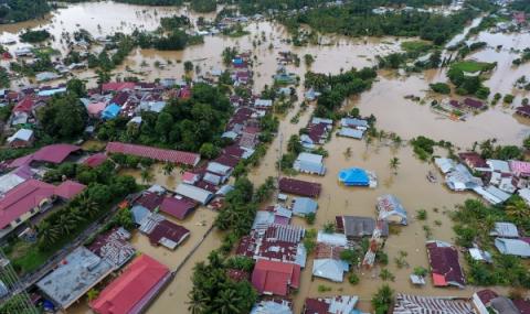 Свлачища и наводнения в Индонезия - 1