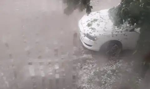 Мощна буря мина през Нова Загора, спасиха възрастен мъж