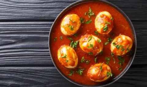 Рецепта на деня: Варени яйца в доматен сос с кашкавал и сметана - 1